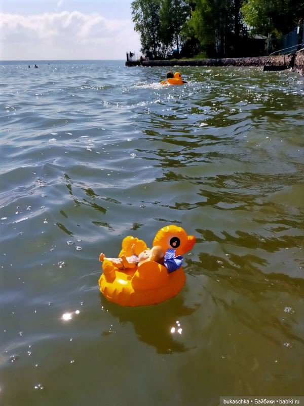 Машка на отдыхе. Кря-кря — Куклы Маша и Медведь (Simba): Маша в кармашке (фото 8)