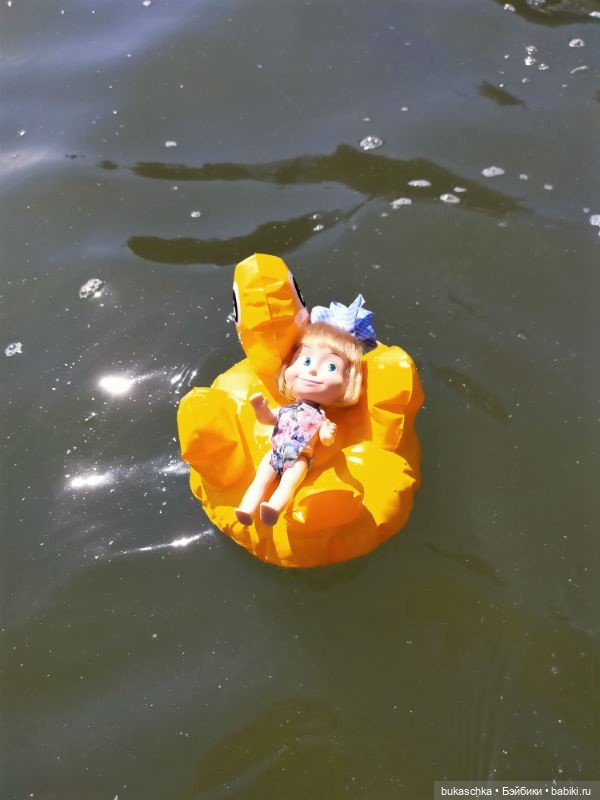 Машка на отдыхе. Кря-кря — Куклы Маша и Медведь (Simba): Маша в кармашке