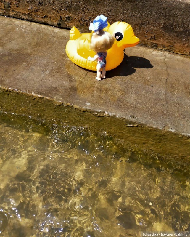 Машка на отдыхе. Кря-кря — Куклы Маша и Медведь (Simba): Маша в кармашке (фото 5)