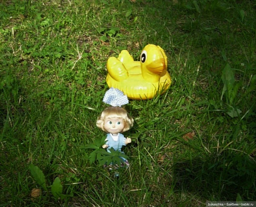 Машка на отдыхе. Кря-кря — Куклы Маша и Медведь (Simba): Маша в кармашке (фото 4)