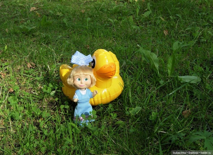 Машка на отдыхе. Кря-кря — Куклы Маша и Медведь (Simba): Маша в кармашке