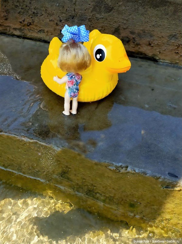 Машка на отдыхе. Кря-кря — Куклы Маша и Медведь (Simba): Маша в кармашке (фото 6)