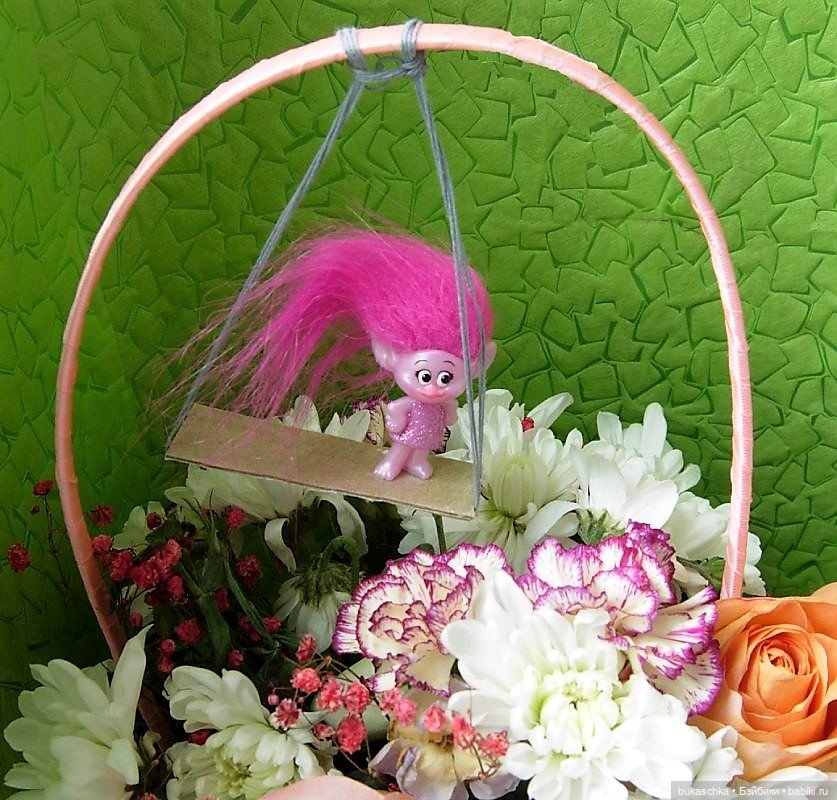 Букашки в цветочной корзинке