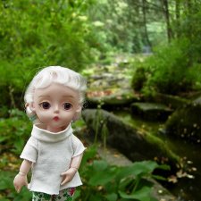 По камушкам речка бежит