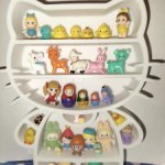 Стеллаж для кукол и миниатюра в него