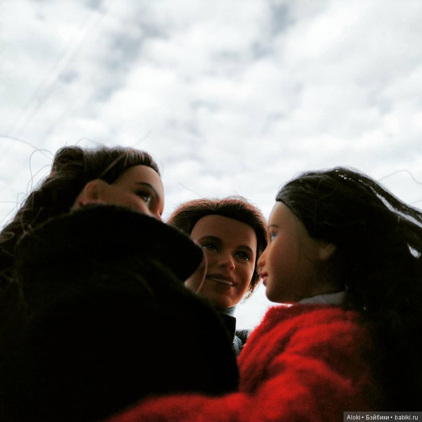 Не могли нарадоваться встрече. Друзья не могли нарадоваться встрече.