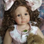 Крупная виниловая кукла