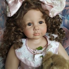 Крупная виниловая кукла