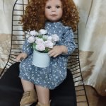 Сидячая виниловая кукла автора Моники Левениг