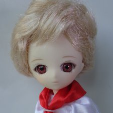 Парик 3,5' симпатично смотрится на Маленькой Анжеле (окружность головы 4 с небольшим дюйма)