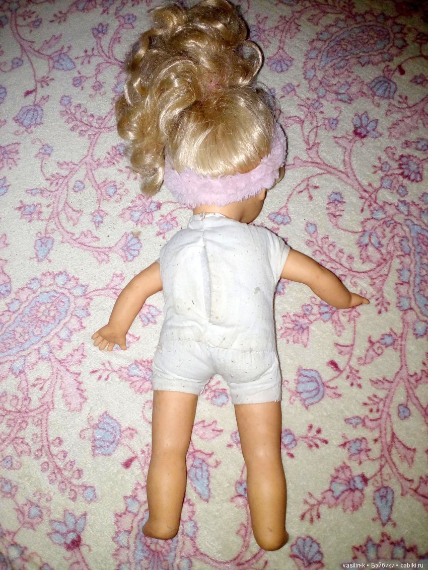 Голубоглазая блондинка ждет помощи (фото 2)