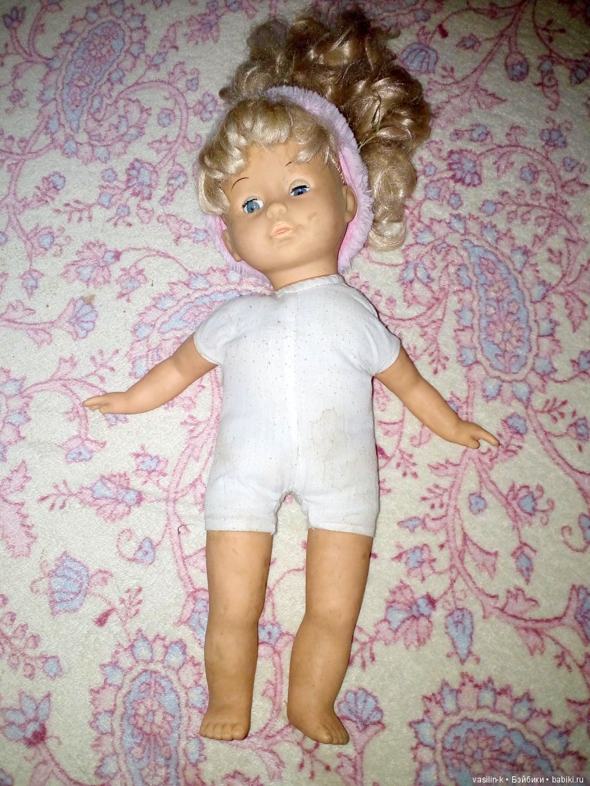 Голубоглазая блондинка ждет помощи