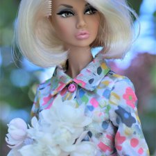 Поппи и цветущая сирень