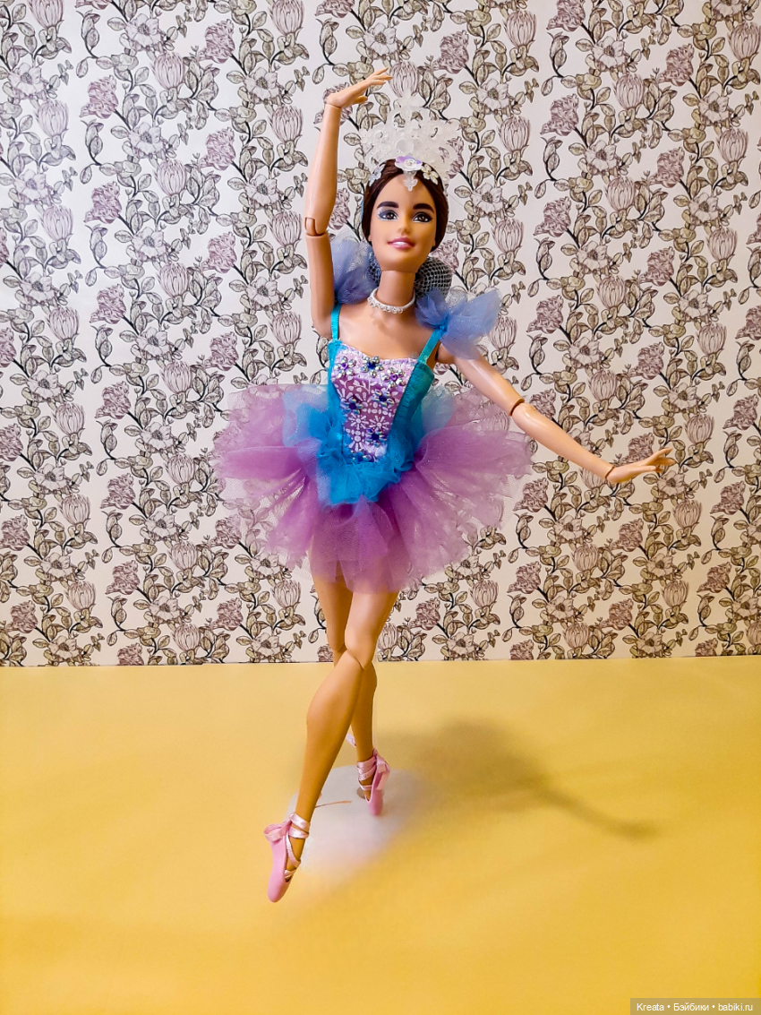 круазе - скрещивание ног с корпусом, расположенным под косым углом к ​​зрителям