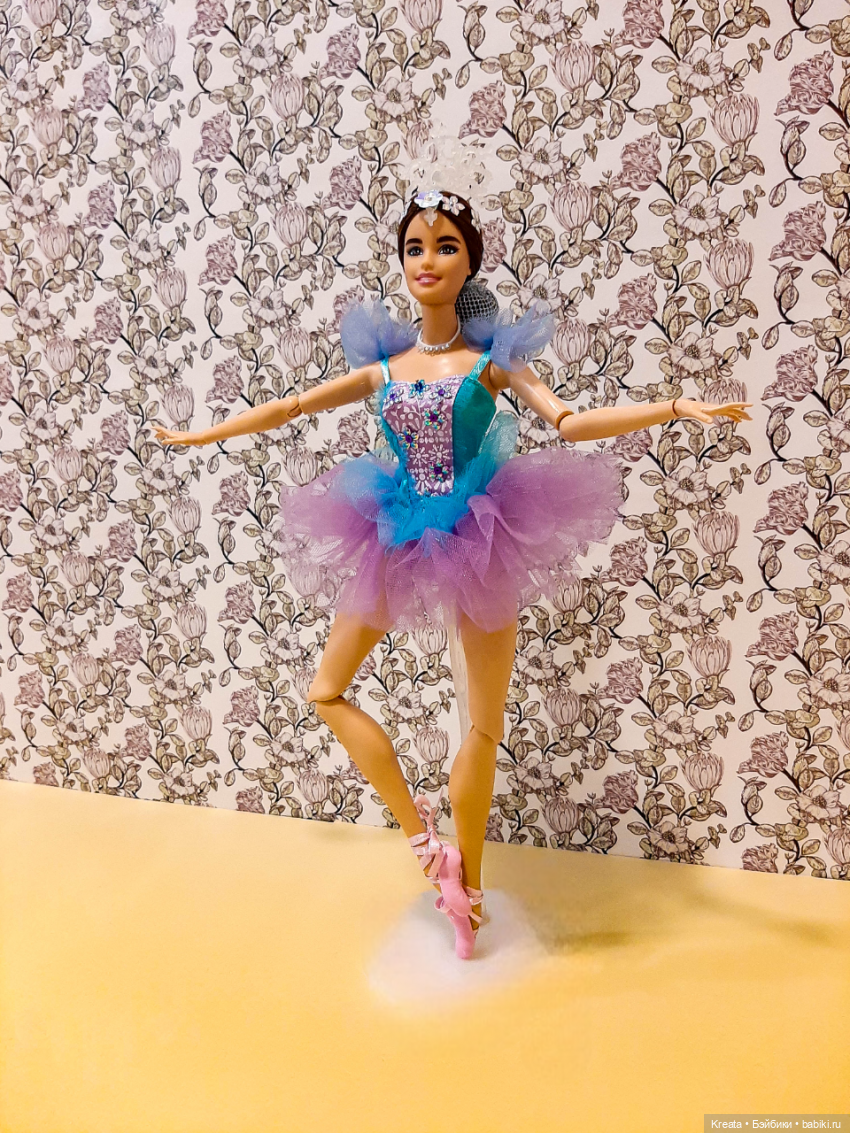 сюр ле ку де пье – положение ноги на щиколотке.