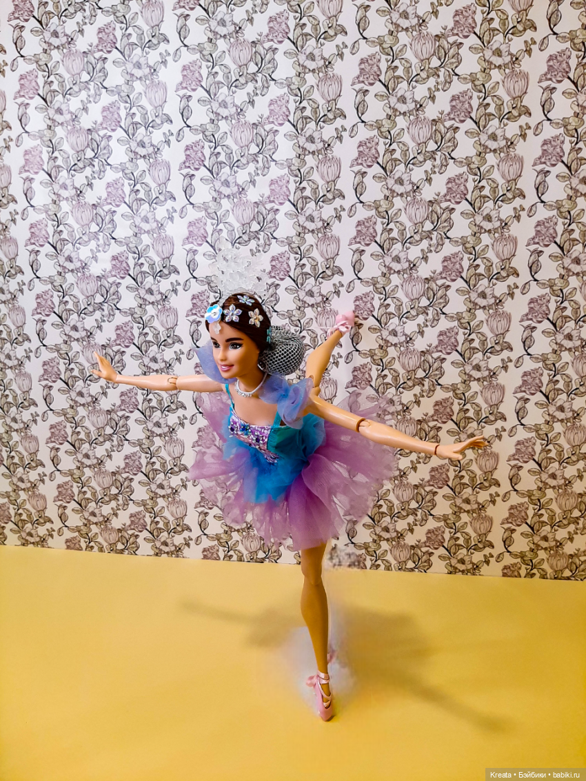 Арабеск - поднятая назад нога с вытянутым коленом.