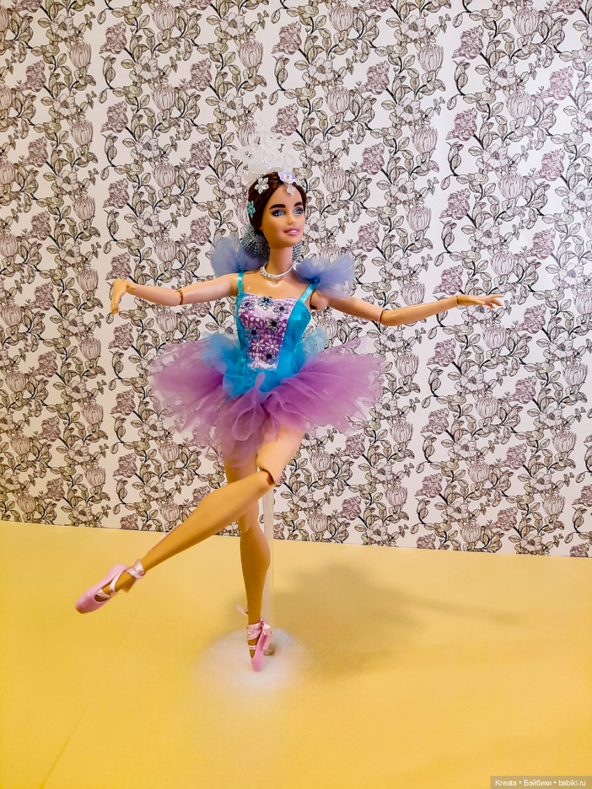 Аттитьюд - поднятая нога согнута в колене, образуя угол примерно в 90 градусов.