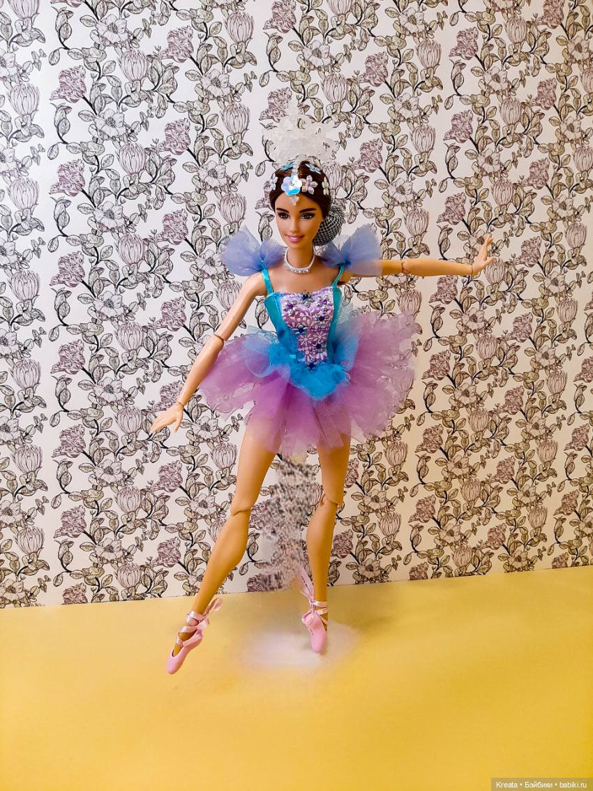 батман тандю - открывание ноги носком в пол на носок.