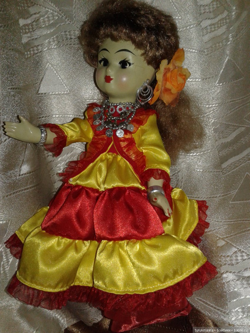 Ее назвала Есения.Немного лечили ножку...чистили перышки...и доодевались.