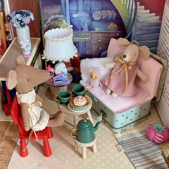 Мышиный дом - и гости в нём.