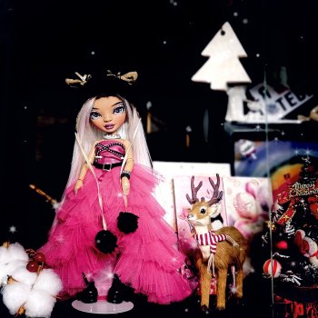 Радужная часть куклосемейства радуется огонёчкам 🌟.