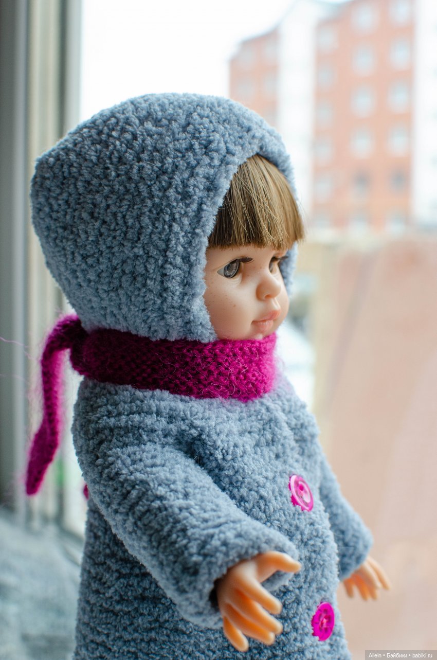 А она уже нарядилась, в окно смотрит, ждет... А она уже нарядилась, в окно смотрит, ждет...