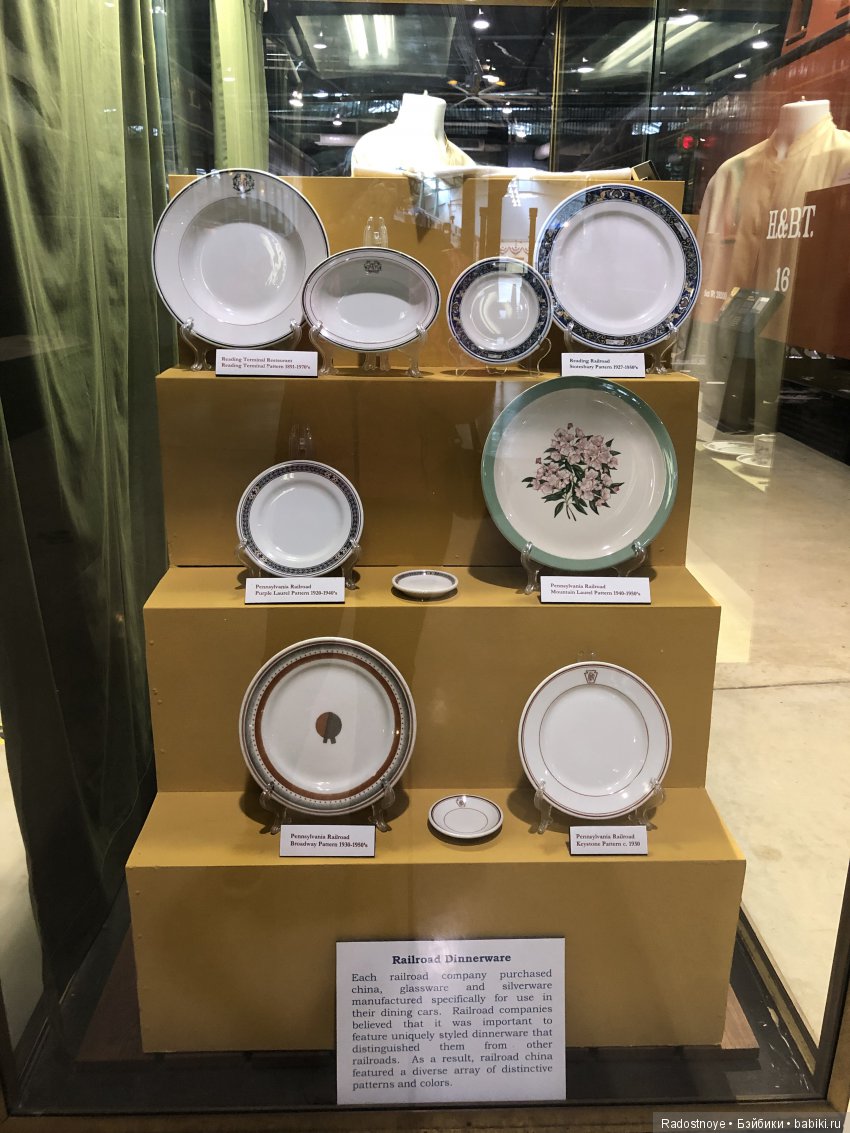 Ребекка среди локомотивов и поездов