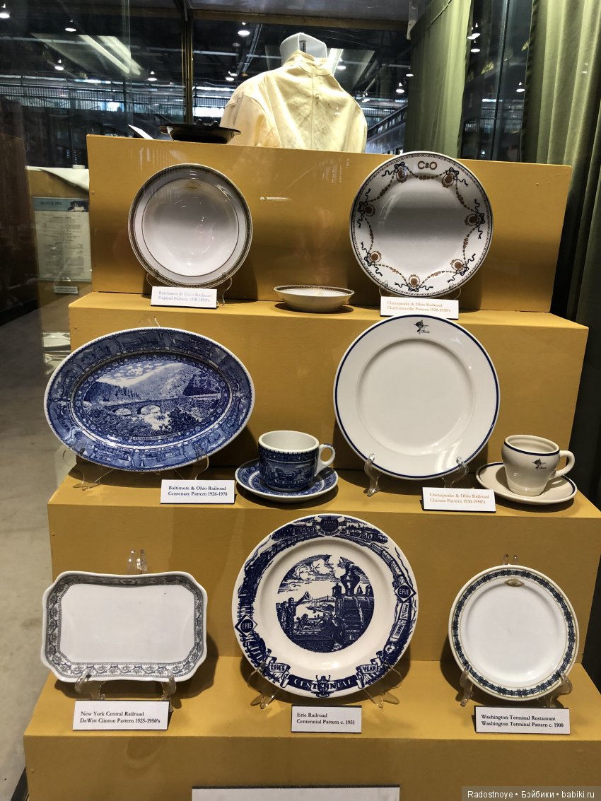 Ребекка среди локомотивов и поездов