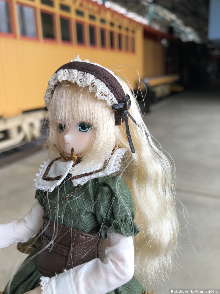 Ребекка среди локомотивов и поездов (фото 5)