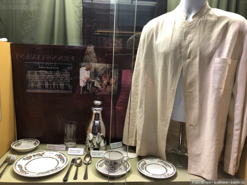 Ребекка среди локомотивов и поездов