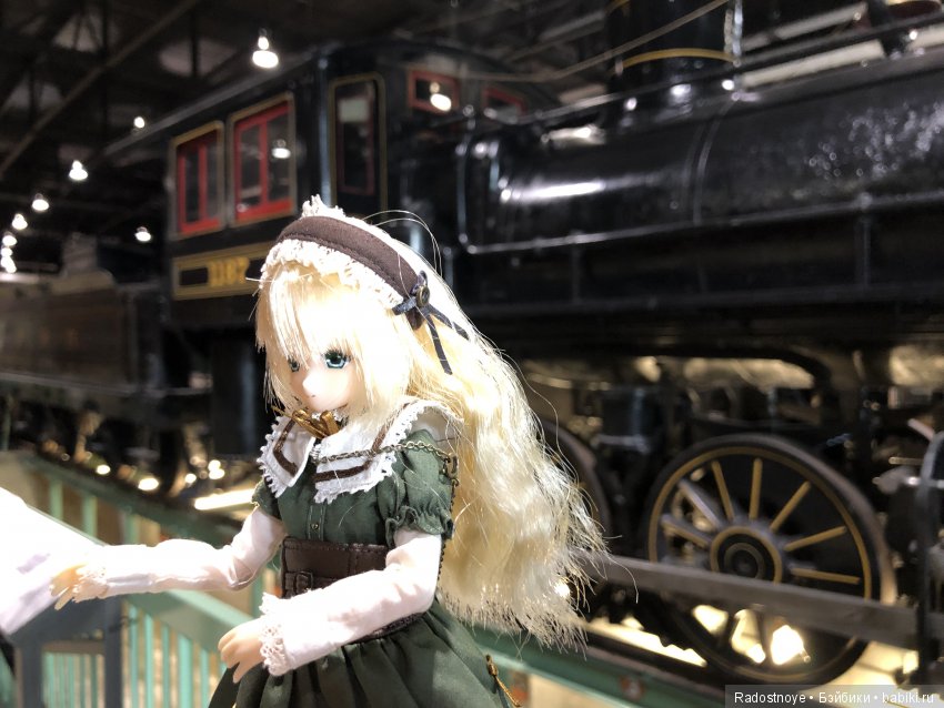 Ребекка среди локомотивов и поездов (фото 8)