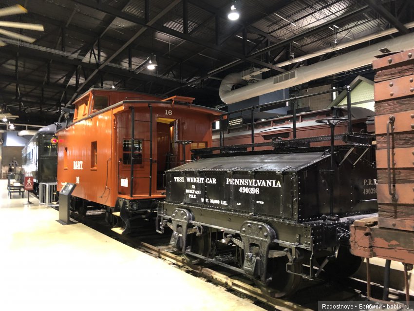 Ребекка среди локомотивов и поездов