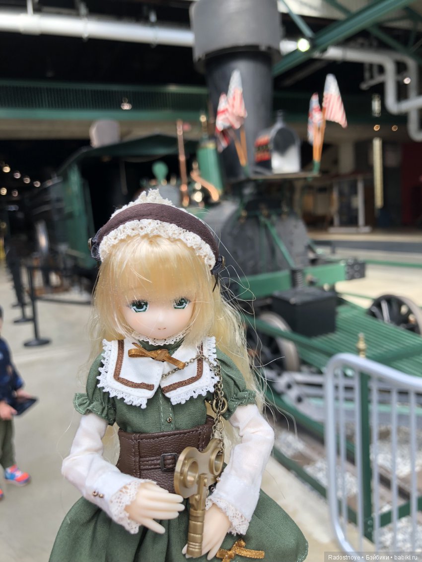 Ребекка среди локомотивов и поездов (фото 6)