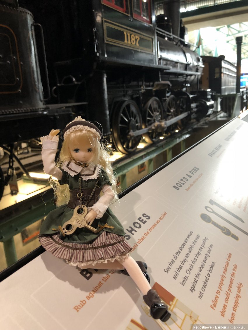 Ребекка среди локомотивов и поездов