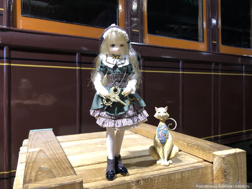 Ребекка среди локомотивов и поездов