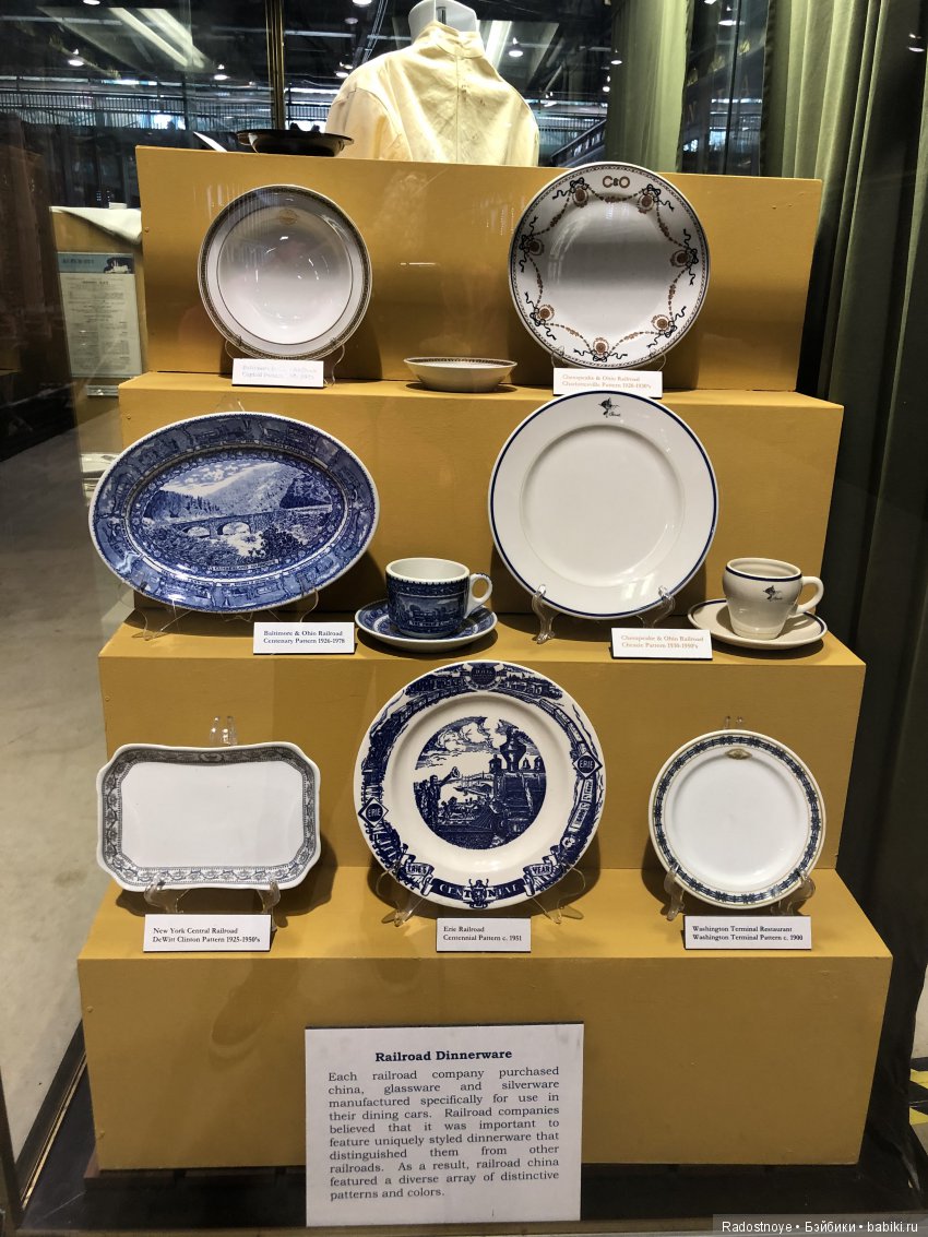 Ребекка среди локомотивов и поездов