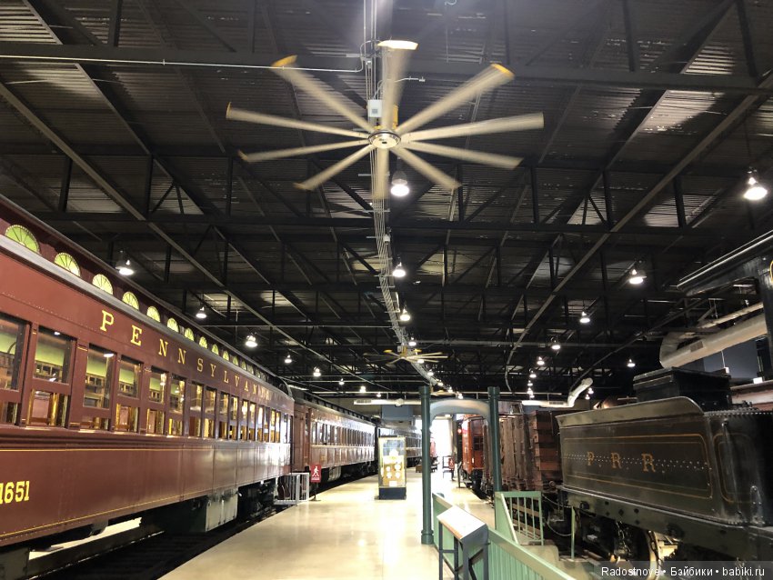 Ребекка среди локомотивов и поездов (фото 9)