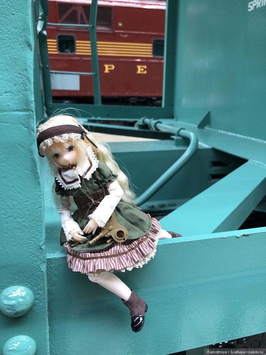 Ребекка среди локомотивов и поездов