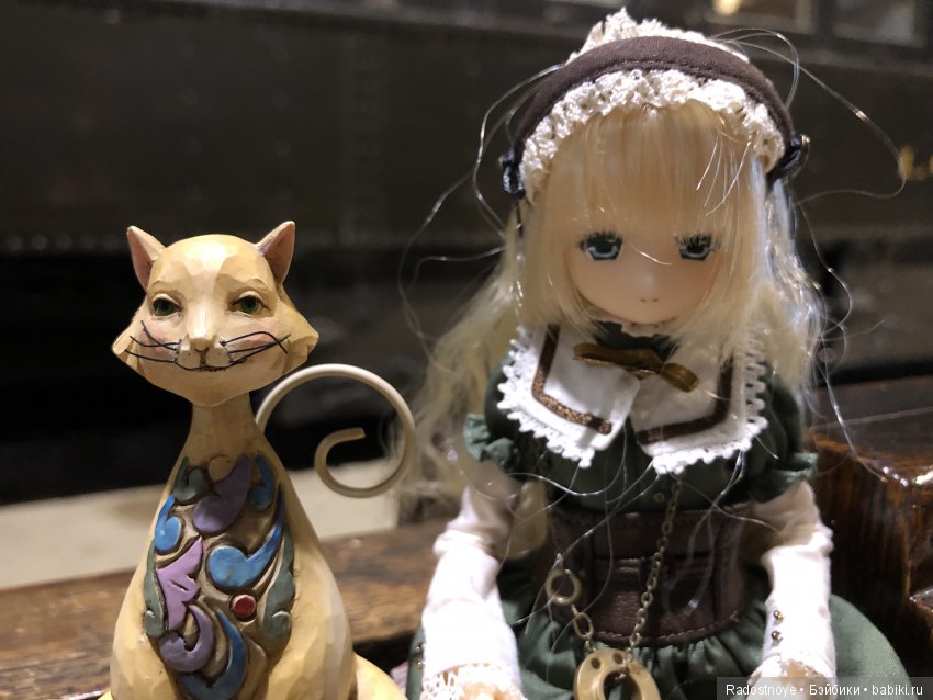 Ребекка среди локомотивов и поездов