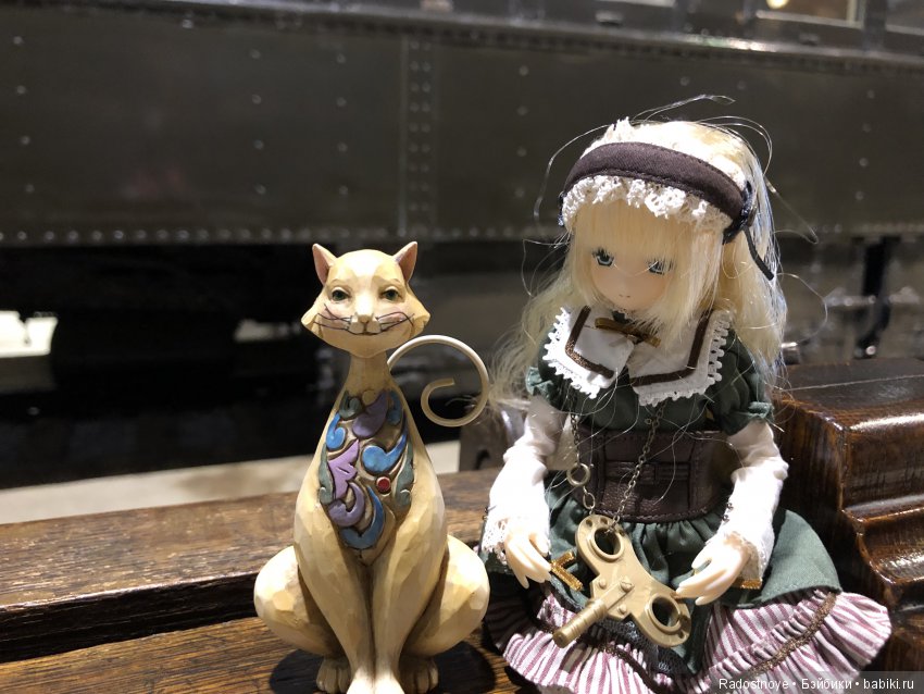 Ребекка среди локомотивов и поездов