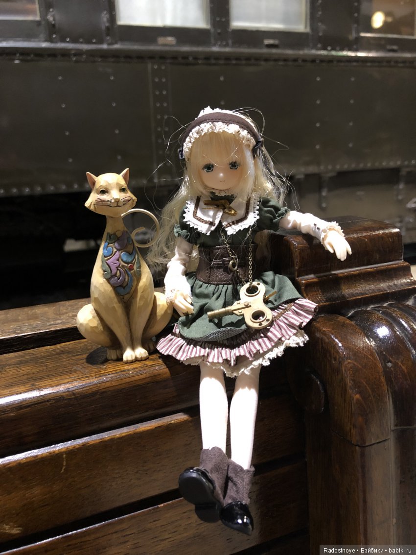 Ребекка среди локомотивов и поездов