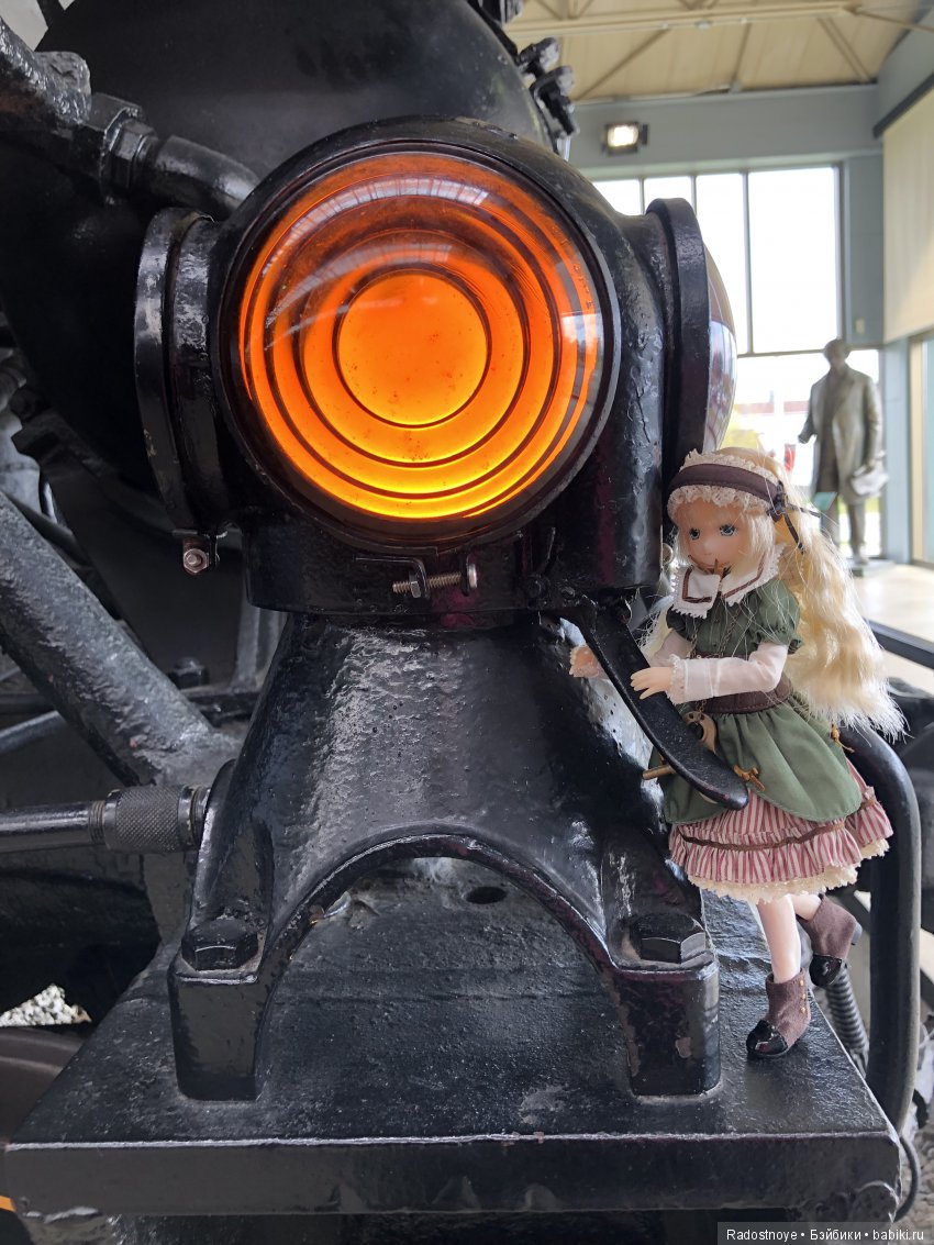 Ребекка среди локомотивов и поездов