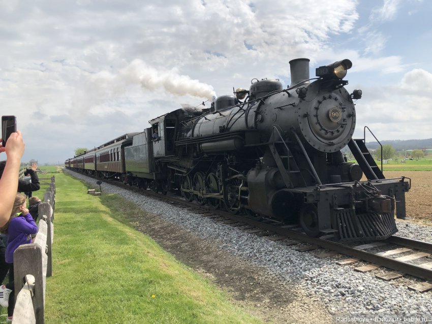 Ребекка среди локомотивов и поездов