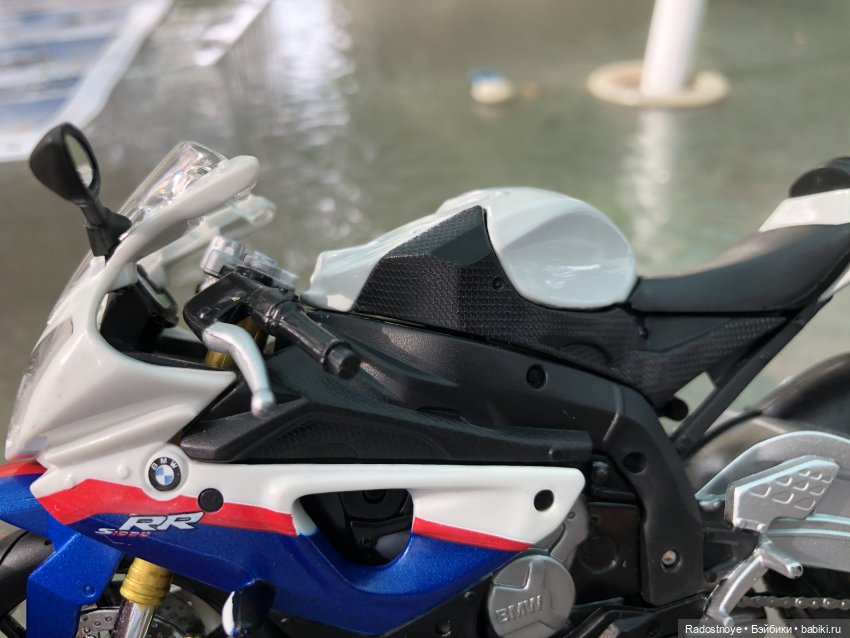 Том собирает модель мотоцикла