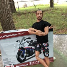 Том собирает модель мотоцикла