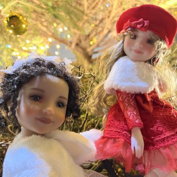 Рождественская прогулка Дженнифер и Скарлетт