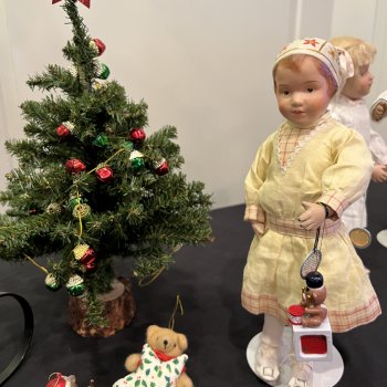 Schoenhut под Рождественской елкой