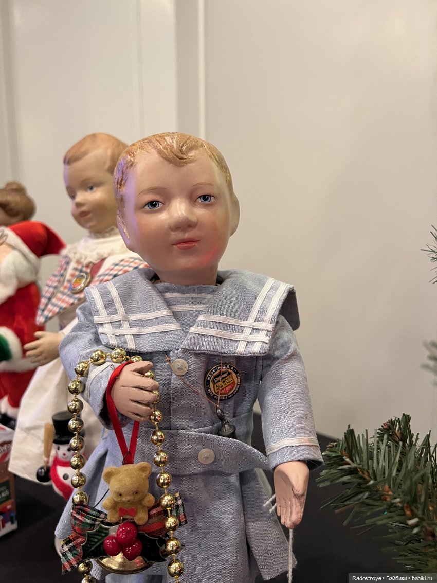 Schoenhut под Рождественской елкой