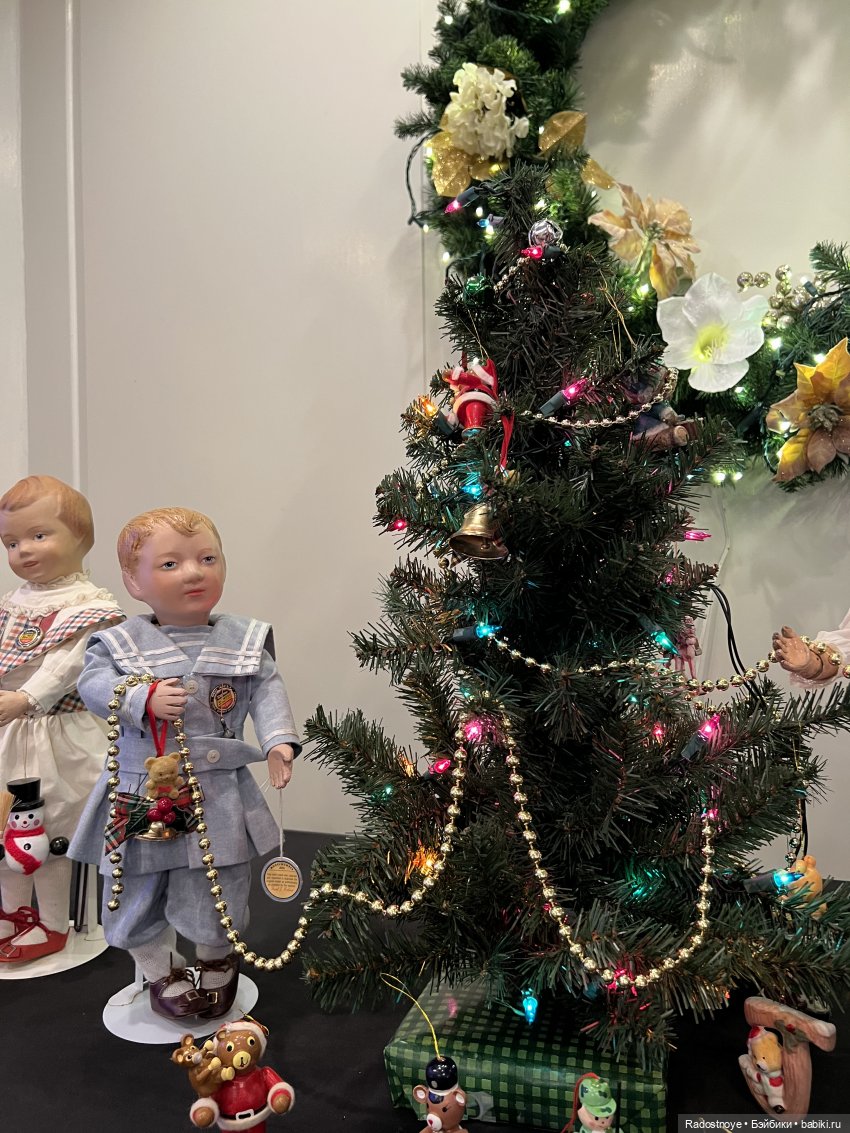 Schoenhut под Рождественской елкой