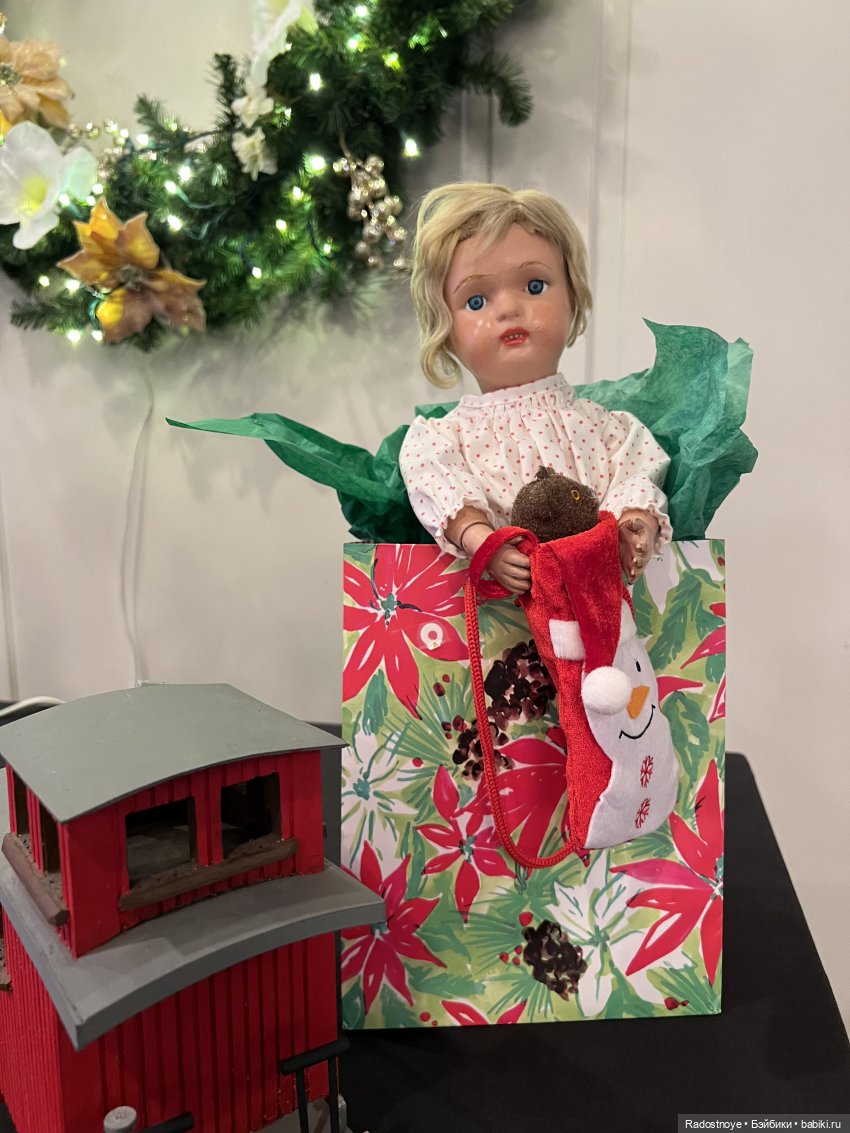 Schoenhut под Рождественской елкой